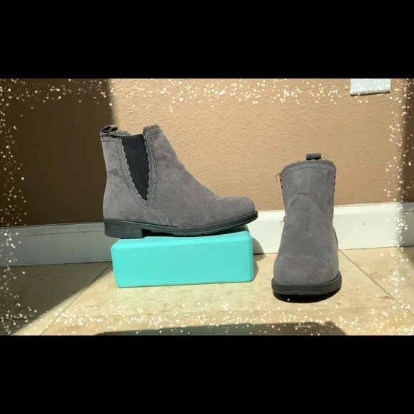 Brand new, never worn. Size 9 - Picture 1 of 2